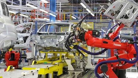 Timida crescita di produzione industriale e consumi