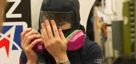 La maschera ad ossigeno che Samantha Cristoforetti indossa durante una simulazione di perdita di ammoniaca all'interno della ISS. Crediti: ESA/NASA