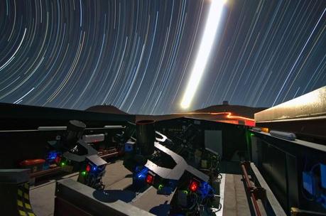 Questa lunga esposizione notturna mostra i telescopi durante le verifiche. La Luna molto brillante è visibile al centro dell'immagine, mentre le cupole di VISTA (a destra) e del VLT (a sinistra) spuntano all'orizzonte. Crediti: ESO/G. Lambert