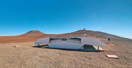 Questa immagine mostra la cupola dell'NGTS durante il giorno. Le cupole di VISTA (a destra) e del VLT (a sinistra) spuntano all'orizzonte. Crediti: ESO/R. Wesson