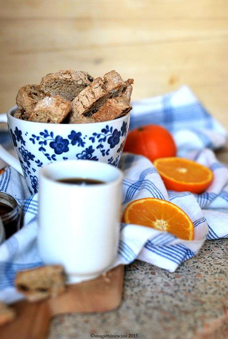 Cantucci alle nocciole, uvetta e rum | Tuscan biscotti with hazelnuts, raisin and rum