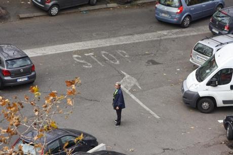 No, questo non può essere un parcheggiatore abusivo! A Lungotevere Arnaldo da Brescia? Nell'incrocio più trafficato di Roma? Con questa sicurezza? Sarà autorizzato...