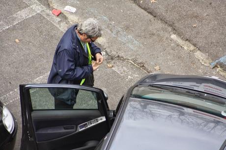 No, questo non può essere un parcheggiatore abusivo! A Lungotevere Arnaldo da Brescia? Nell'incrocio più trafficato di Roma? Con questa sicurezza? Sarà autorizzato...