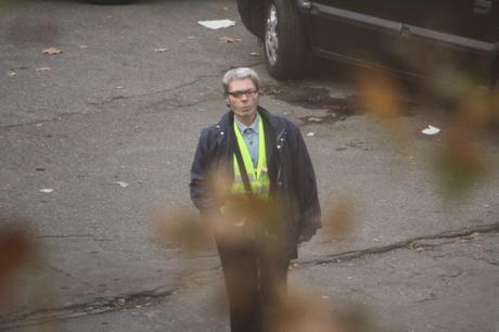 No, questo non può essere un parcheggiatore abusivo! A Lungotevere Arnaldo da Brescia? Nell'incrocio più trafficato di Roma? Con questa sicurezza? Sarà autorizzato...