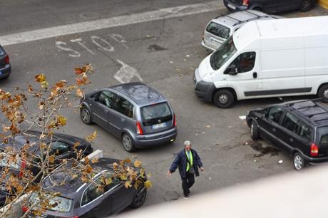 No, questo non può essere un parcheggiatore abusivo! A Lungotevere Arnaldo da Brescia? Nell'incrocio più trafficato di Roma? Con questa sicurezza? Sarà autorizzato...