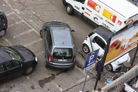 No, questo non può essere un parcheggiatore abusivo! A Lungotevere Arnaldo da Brescia? Nell'incrocio più trafficato di Roma? Con questa sicurezza? Sarà autorizzato...