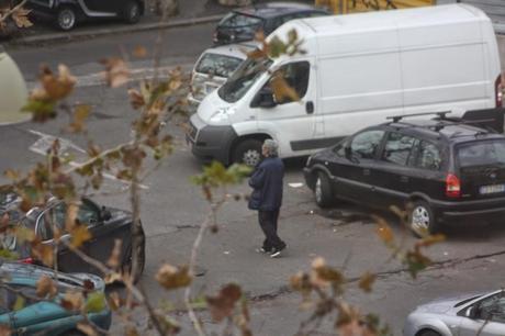 No, questo non può essere un parcheggiatore abusivo! A Lungotevere Arnaldo da Brescia? Nell'incrocio più trafficato di Roma? Con questa sicurezza? Sarà autorizzato...