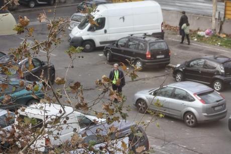 No, questo non può essere un parcheggiatore abusivo! A Lungotevere Arnaldo da Brescia? Nell'incrocio più trafficato di Roma? Con questa sicurezza? Sarà autorizzato...