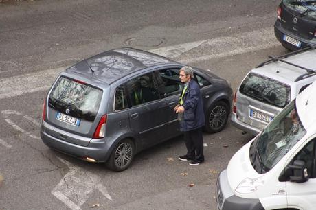 No, questo non può essere un parcheggiatore abusivo! A Lungotevere Arnaldo da Brescia? Nell'incrocio più trafficato di Roma? Con questa sicurezza? Sarà autorizzato...