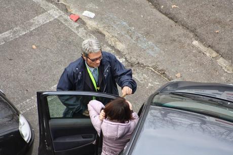 No, questo non può essere un parcheggiatore abusivo! A Lungotevere Arnaldo da Brescia? Nell'incrocio più trafficato di Roma? Con questa sicurezza? Sarà autorizzato...