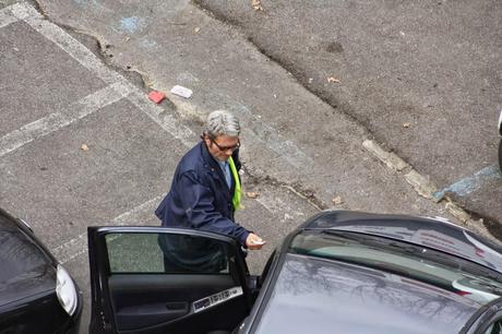 No, questo non può essere un parcheggiatore abusivo! A Lungotevere Arnaldo da Brescia? Nell'incrocio più trafficato di Roma? Con questa sicurezza? Sarà autorizzato...