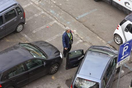 No, questo non può essere un parcheggiatore abusivo! A Lungotevere Arnaldo da Brescia? Nell'incrocio più trafficato di Roma? Con questa sicurezza? Sarà autorizzato...