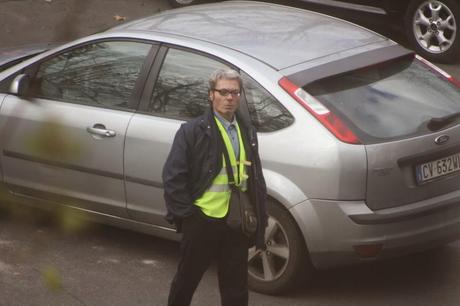 No, questo non può essere un parcheggiatore abusivo! A Lungotevere Arnaldo da Brescia? Nell'incrocio più trafficato di Roma? Con questa sicurezza? Sarà autorizzato...