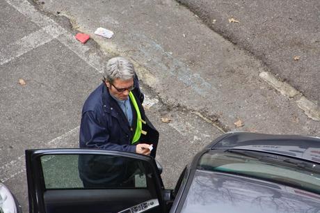 No, questo non può essere un parcheggiatore abusivo! A Lungotevere Arnaldo da Brescia? Nell'incrocio più trafficato di Roma? Con questa sicurezza? Sarà autorizzato...