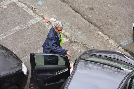 No, questo non può essere un parcheggiatore abusivo! A Lungotevere Arnaldo da Brescia? Nell'incrocio più trafficato di Roma? Con questa sicurezza? Sarà autorizzato...