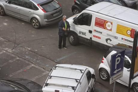 No, questo non può essere un parcheggiatore abusivo! A Lungotevere Arnaldo da Brescia? Nell'incrocio più trafficato di Roma? Con questa sicurezza? Sarà autorizzato...