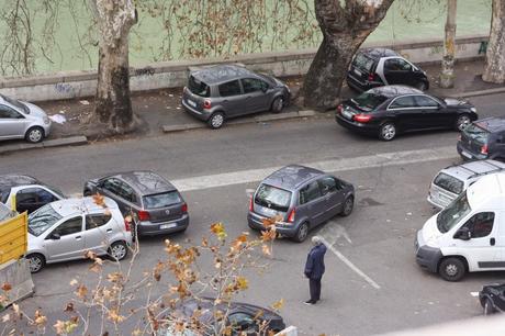 No, questo non può essere un parcheggiatore abusivo! A Lungotevere Arnaldo da Brescia? Nell'incrocio più trafficato di Roma? Con questa sicurezza? Sarà autorizzato...