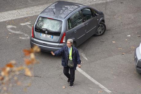 No, questo non può essere un parcheggiatore abusivo! A Lungotevere Arnaldo da Brescia? Nell'incrocio più trafficato di Roma? Con questa sicurezza? Sarà autorizzato...