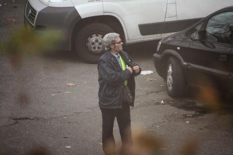 No, questo non può essere un parcheggiatore abusivo! A Lungotevere Arnaldo da Brescia? Nell'incrocio più trafficato di Roma? Con questa sicurezza? Sarà autorizzato...