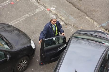 No, questo non può essere un parcheggiatore abusivo! A Lungotevere Arnaldo da Brescia? Nell'incrocio più trafficato di Roma? Con questa sicurezza? Sarà autorizzato...