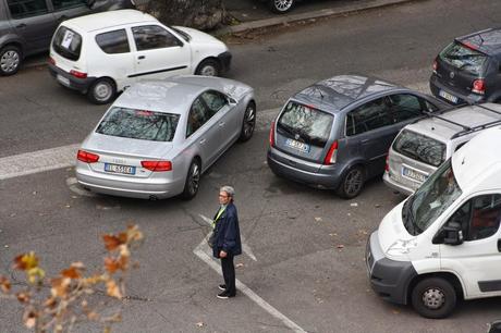 No, questo non può essere un parcheggiatore abusivo! A Lungotevere Arnaldo da Brescia? Nell'incrocio più trafficato di Roma? Con questa sicurezza? Sarà autorizzato...