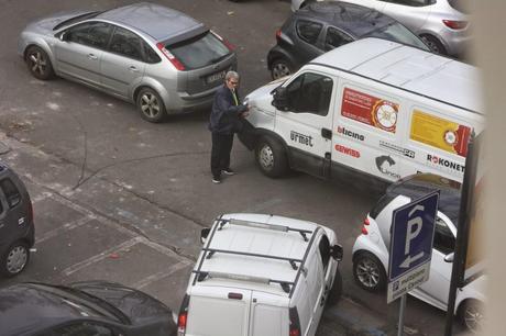 No, questo non può essere un parcheggiatore abusivo! A Lungotevere Arnaldo da Brescia? Nell'incrocio più trafficato di Roma? Con questa sicurezza? Sarà autorizzato...