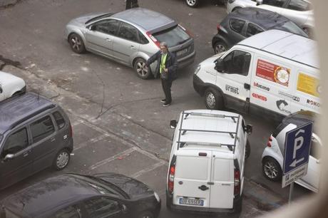 No, questo non può essere un parcheggiatore abusivo! A Lungotevere Arnaldo da Brescia? Nell'incrocio più trafficato di Roma? Con questa sicurezza? Sarà autorizzato...