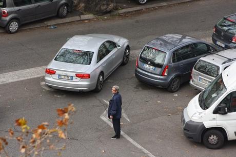 No, questo non può essere un parcheggiatore abusivo! A Lungotevere Arnaldo da Brescia? Nell'incrocio più trafficato di Roma? Con questa sicurezza? Sarà autorizzato...