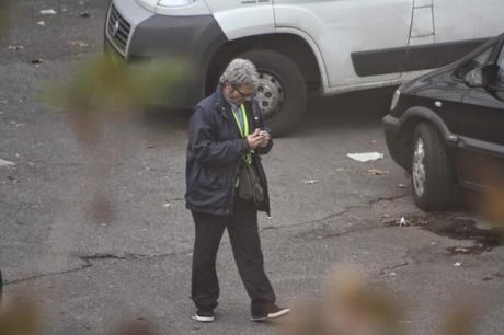 No, questo non può essere un parcheggiatore abusivo! A Lungotevere Arnaldo da Brescia? Nell'incrocio più trafficato di Roma? Con questa sicurezza? Sarà autorizzato...