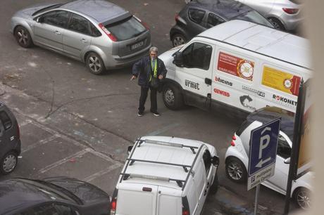 No, questo non può essere un parcheggiatore abusivo! A Lungotevere Arnaldo da Brescia? Nell'incrocio più trafficato di Roma? Con questa sicurezza? Sarà autorizzato...