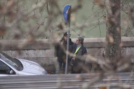 No, questo non può essere un parcheggiatore abusivo! A Lungotevere Arnaldo da Brescia? Nell'incrocio più trafficato di Roma? Con questa sicurezza? Sarà autorizzato...