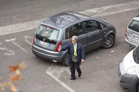 No, questo non può essere un parcheggiatore abusivo! A Lungotevere Arnaldo da Brescia? Nell'incrocio più trafficato di Roma? Con questa sicurezza? Sarà autorizzato...