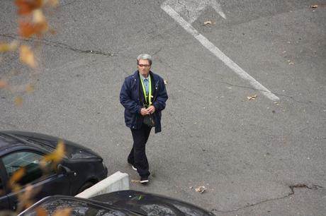 No, questo non può essere un parcheggiatore abusivo! A Lungotevere Arnaldo da Brescia? Nell'incrocio più trafficato di Roma? Con questa sicurezza? Sarà autorizzato...