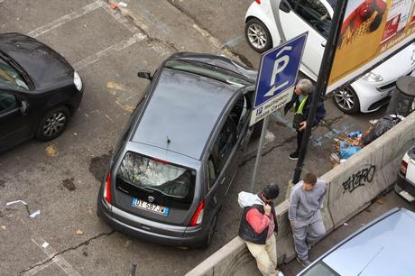 No, questo non può essere un parcheggiatore abusivo! A Lungotevere Arnaldo da Brescia? Nell'incrocio più trafficato di Roma? Con questa sicurezza? Sarà autorizzato...