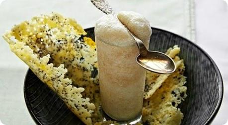 Sorbetto pera e spumante e chips al parmigiano