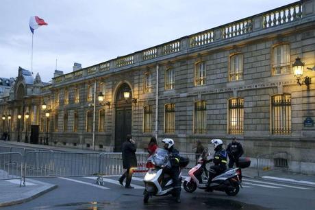 Paura a Parigi: automobile investe una poliziotta di guardia davanti all’Eliseo