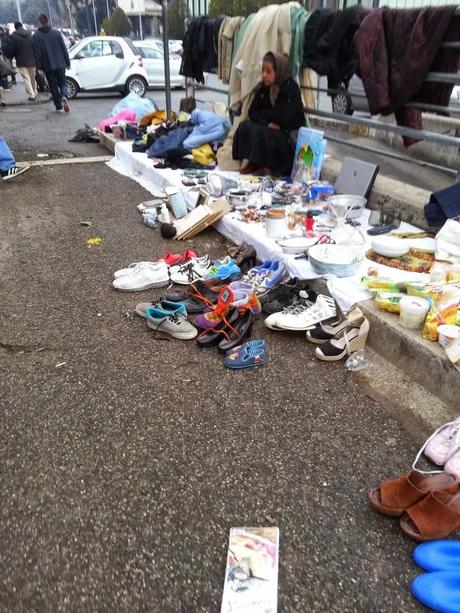 L'incredibile e vomitevole mercato abusivo di Piazzale dei Partigiani di fronte alla Stazione Ostiense. Tante foto per stomaci forti