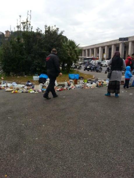 L'incredibile e vomitevole mercato abusivo di Piazzale dei Partigiani di fronte alla Stazione Ostiense. Tante foto per stomaci forti