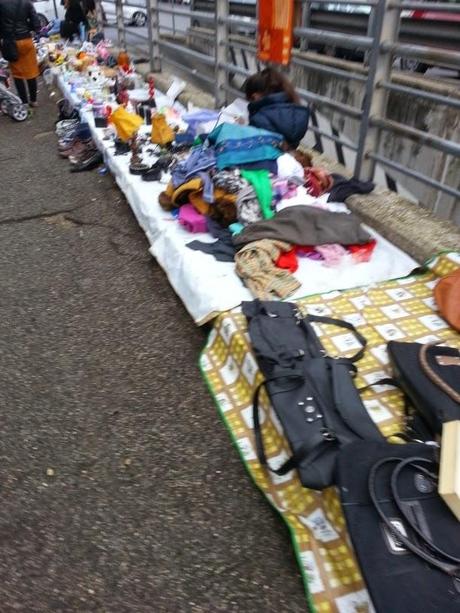 L'incredibile e vomitevole mercato abusivo di Piazzale dei Partigiani di fronte alla Stazione Ostiense. Tante foto per stomaci forti