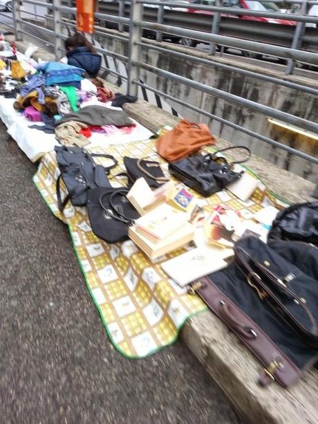 L'incredibile e vomitevole mercato abusivo di Piazzale dei Partigiani di fronte alla Stazione Ostiense. Tante foto per stomaci forti