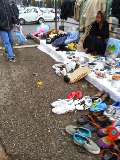 L'incredibile e vomitevole mercato abusivo di Piazzale dei Partigiani di fronte alla Stazione Ostiense. Tante foto per stomaci forti