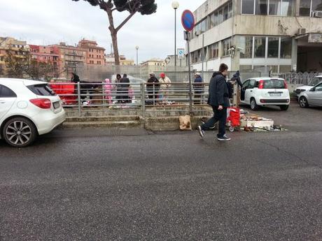 L'incredibile e vomitevole mercato abusivo di Piazzale dei Partigiani di fronte alla Stazione Ostiense. Tante foto per stomaci forti