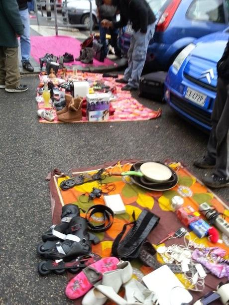 L'incredibile e vomitevole mercato abusivo di Piazzale dei Partigiani di fronte alla Stazione Ostiense. Tante foto per stomaci forti