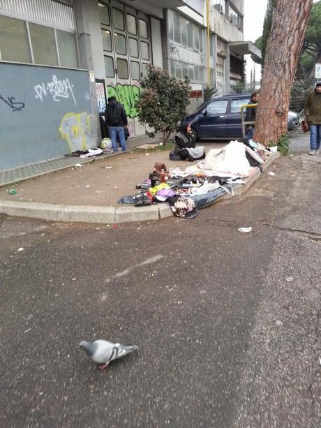 L'incredibile e vomitevole mercato abusivo di Piazzale dei Partigiani di fronte alla Stazione Ostiense. Tante foto per stomaci forti