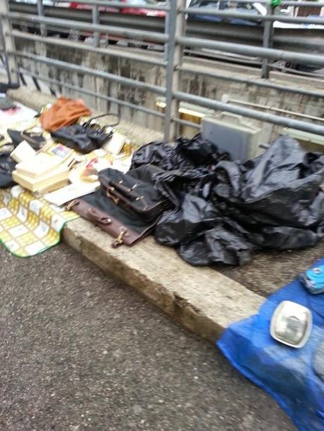 L'incredibile e vomitevole mercato abusivo di Piazzale dei Partigiani di fronte alla Stazione Ostiense. Tante foto per stomaci forti