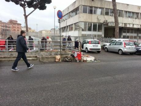 L'incredibile e vomitevole mercato abusivo di Piazzale dei Partigiani di fronte alla Stazione Ostiense. Tante foto per stomaci forti