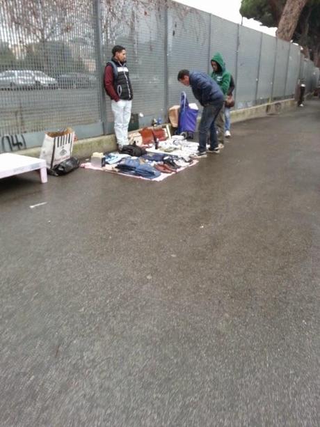 L'incredibile e vomitevole mercato abusivo di Piazzale dei Partigiani di fronte alla Stazione Ostiense. Tante foto per stomaci forti