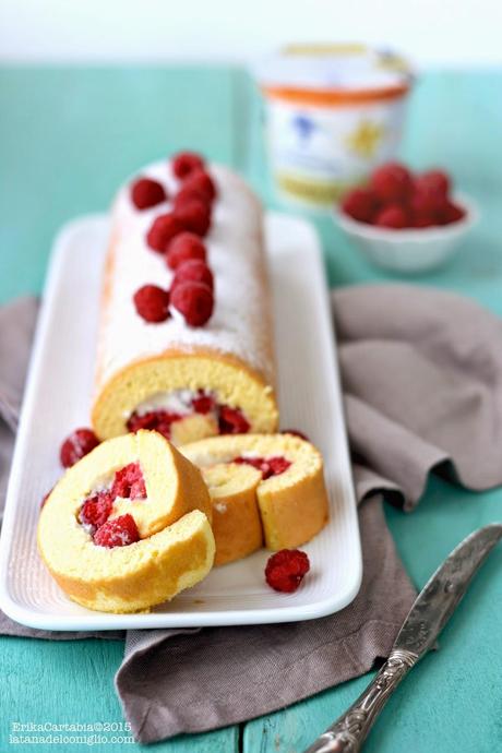 Rotolo con lamponi e mousse di yogurt alla vaniglia