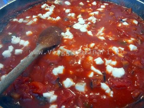 Fusilli freschi al tegamino con melanzane e provola affumicata