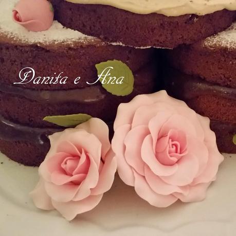 La nostra Naked cake con rose rosa